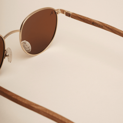 Kruger - round sunglasses with metal frame and sustainable light brown bamboo temples, brown polarized lenses - close up